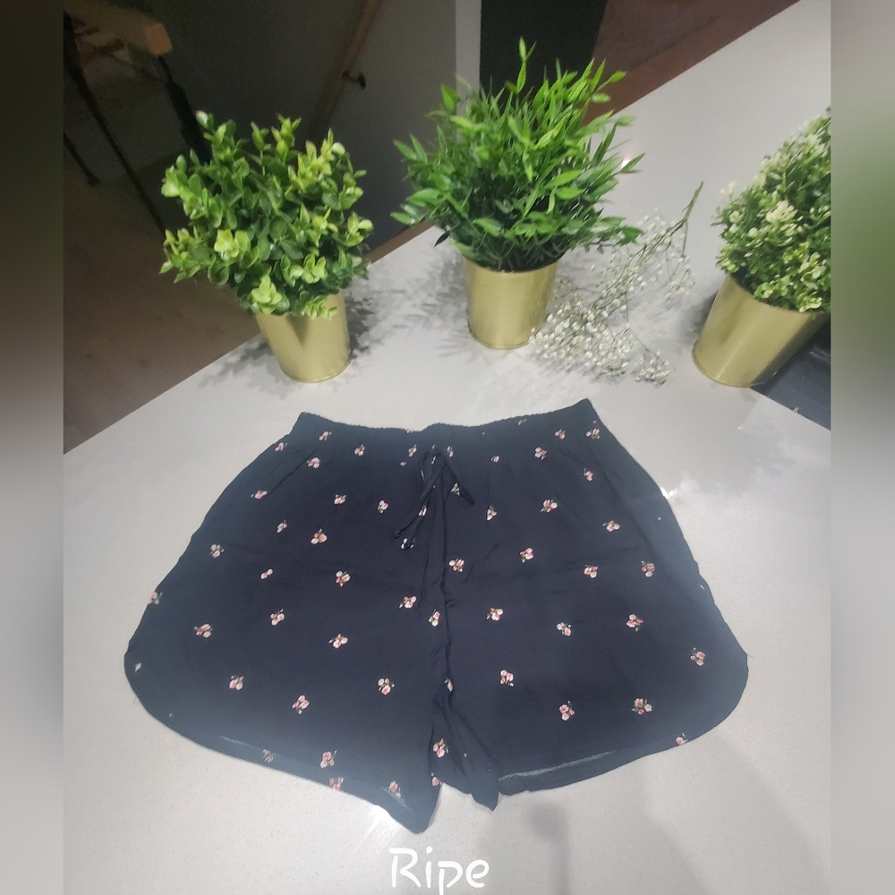 NWOT RIPE Besu short neuf noir avec délicats motifs floraux